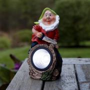 LED-solcellelampe Gnomy fargerik/rød plast 21 cm tømmerhogger