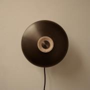 Audo TR Reverse LED-vegglampe, stikkontakt, sand/bronse