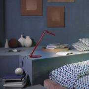 Oluce LED-bordlampe Calamaio, rød, metall, høyde 37 cm