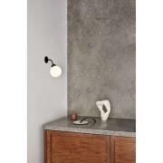 Nuura vegglampe Apiales fast kablet 22 cm, svart/opal