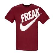 Giannis Freak Logo Tee Mørk Rødbed