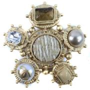 Pre-owned Metal brooches