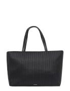 Mini Line Quilt Medium Shopper Shopper Veske Black Calvin Klein